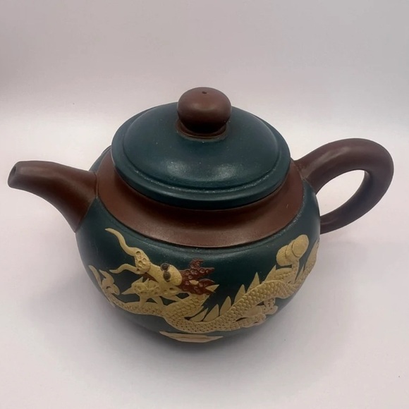 Vintage Yixing Zisha Clay Teapot – Handcrafted Chinese Purple Sand Pot - Picture 5 of 10